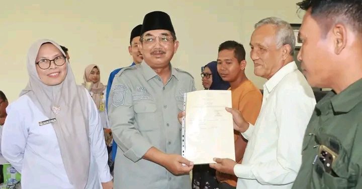 Bupati UAS Serahkan 71 Sertifikat Tanah Konsolidasi untuk Warga Teluk Nilau