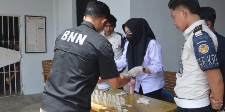 BNNK Tanjung Jabung Timur Tes Urine Massal di Lapas Narkotika Muara Sabak, Seluruh Hasil Negatif