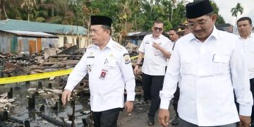Gubernur Al Haris Tinjau Korban Kebakaran di Tanjab Barat, Serahkan Bantuan dan Ajak Gotong Royong