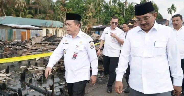 Gubernur Al Haris Tinjau Korban Kebakaran di Tanjab Barat, Serahkan Bantuan dan Ajak Gotong Royong
