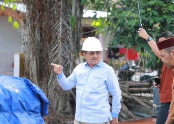Usai Hadiri Silaturahmi PABPDSI, Bupati Anwar Sadat Tinjau Pengerjaan Box Culvert di Tanjung Bojo