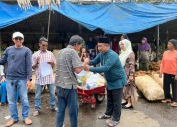 Momen Ramadhan, Anggota DPRD Tanjabbar Albert Chaniago Sambangi Pekerja Gudang Kelapa dan Bagikan Sembako