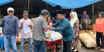 Momen Ramadhan, Anggota DPRD Tanjabbar Albert Chaniago Sambangi Pekerja Gudang Kelapa dan Bagikan Sembako