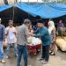 Momen Ramadhan, Anggota DPRD Tanjabbar Albert Chaniago Sambangi Pekerja Gudang Kelapa dan Bagikan Sembako