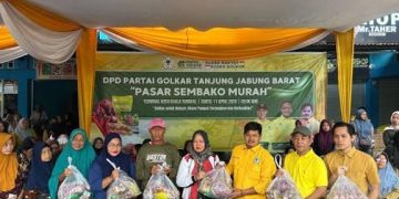 Ketua Komisi II DPRD Tanjab Barat Bersama Golkar Gelar Operasi Pasar Murah, Warga Antusias Serbu Sembako