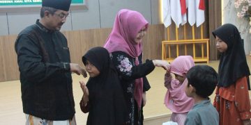 Peringati Hari Asyura, Bupati Anwar Sadat dan Hj. Fadhilah Sadat Santuni Anak Yatim