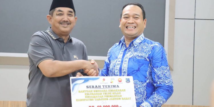 Ringankan Beban 81 KK, SKK Migas – PetroChina Serahkan Bantuan Kebakaran Teluk Nilau Tanjab Barat