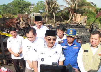 Usai Tinjau TPA, Bupati Anwar Sadat Gerak Cepat Salurkan Bantuan kepada Korban Kebakaran di Sungai Nibung
