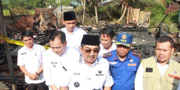Usai Tinjau TPA, Bupati Anwar Sadat Gerak Cepat Salurkan Bantuan kepada Korban Kebakaran di Sungai Nibung
