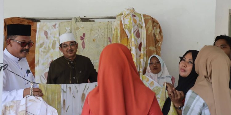 Bupati dan Wakil Bupati Tanjab Barat Tinjau UMKM Ecoprint Desa Kuala Dasal, Siap Fasilitasi Pengembangan Produk