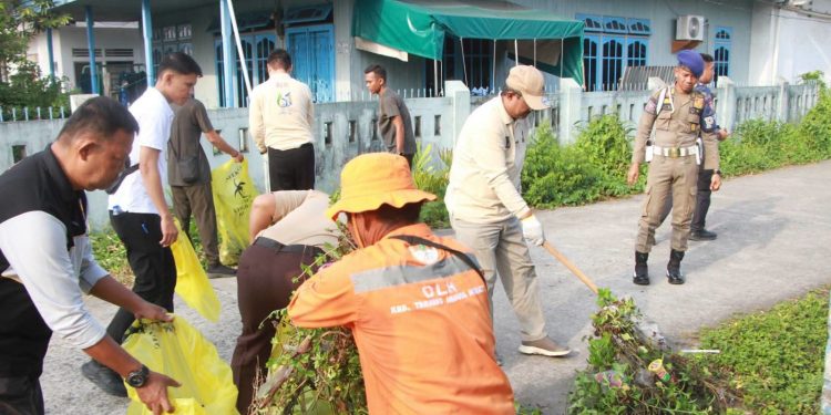 Pimpin Apel dan Gotong Royong Serentak Pramuka, Bupati Anwar Sadat Ajak Generasi Muda Wujudkan Dasa Darma Melalui Aksi Nyata Peduli Lingkungan