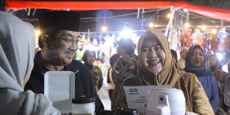 Bupati Anwar Sadat dan Ketua TP PKK Tinjau Bazar UMKM, Beri Dukungan Nyata bagi Pelaku Usaha Lokal