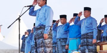Peringati Hari Jadi ke-61, Pemkab Tanjab Barat Gelar Upacara, Lepas Peserta Jambore, dan Beri Penghargaan Kades Lurah Berprestasi