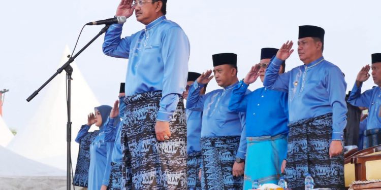 Peringati Hari Jadi ke-61, Pemkab Tanjab Barat Gelar Upacara, Lepas Peserta Jambore, dan Beri Penghargaan Kades Lurah Berprestasi