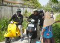 Bupati Anwar Sadat Blusukan Naik Vespa, Bagikan 100 Sembako untuk Warga Kurang Mampu