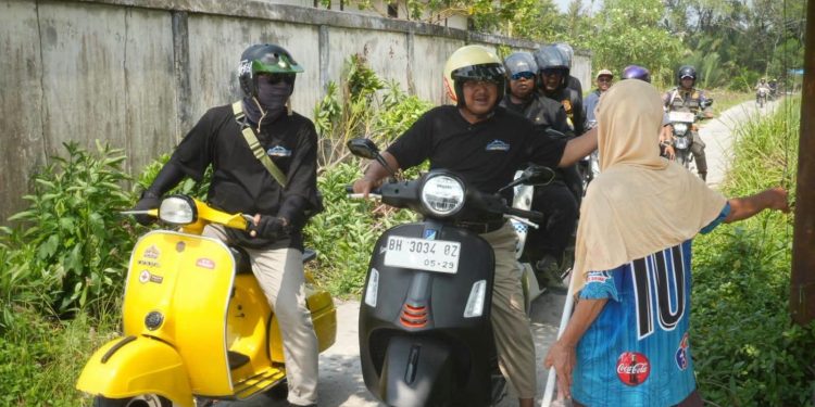 Bupati Anwar Sadat Blusukan Naik Vespa, Bagikan 100 Sembako untuk Warga Kurang Mampu