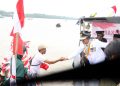 Bupati UAS Pimpin Tabur Bunga di Sungai Pengabuan, Berbagi Sembako dan Bendera kepada Nelayan