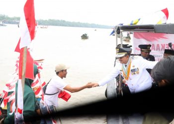 Bupati UAS Pimpin Tabur Bunga di Sungai Pengabuan, Berbagi Sembako dan Bendera kepada Nelayan