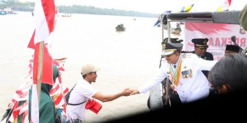 Bupati UAS Pimpin Tabur Bunga di Sungai Pengabuan, Berbagi Sembako dan Bendera kepada Nelayan