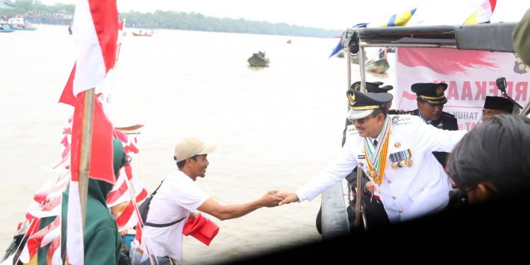 Bupati UAS Pimpin Tabur Bunga di Sungai Pengabuan, Berbagi Sembako dan Bendera kepada Nelayan