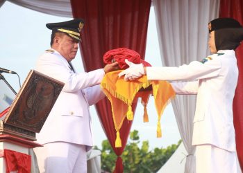 Wabup Katamso Pimpin Upacara Penurunan Bendera Merah Putih di Alun-Alun Kuala Tungkal 