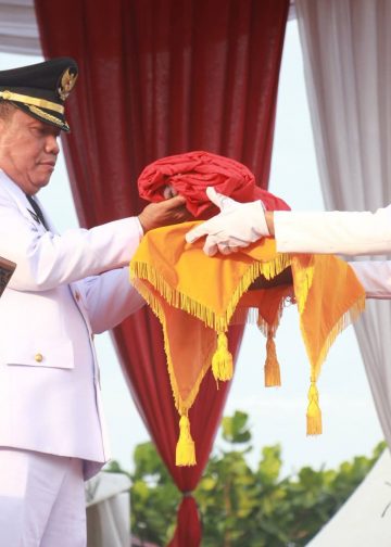 Wabup Katamso Pimpin Upacara Penurunan Bendera Merah Putih di Alun-Alun Kuala Tungkal ‎
