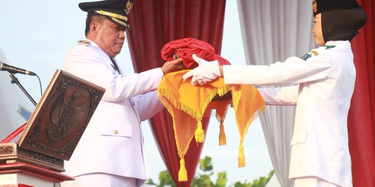 Wabup Katamso Pimpin Upacara Penurunan Bendera Merah Putih di Alun-Alun Kuala Tungkal 