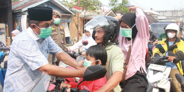 Bupati Anwar Sadat Bagikan Masker, Lindungi Warga di Tengah Kabut Asap