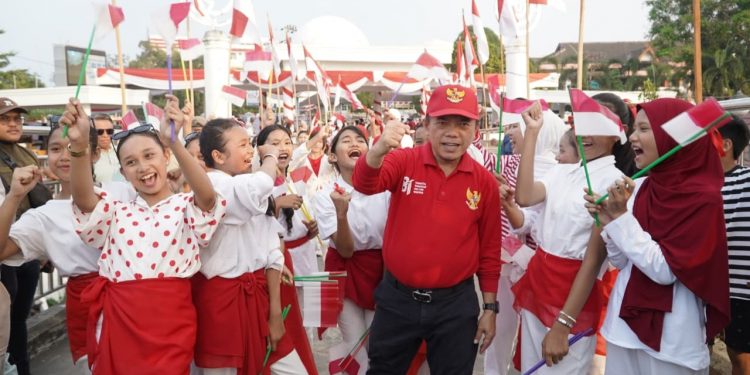 Gubernur Al Haris Bersama Warga Meriahkan ‘Gebyar Mahardika’: 10.000 Bendera Merah Putih Hiasi Gentala Arasy