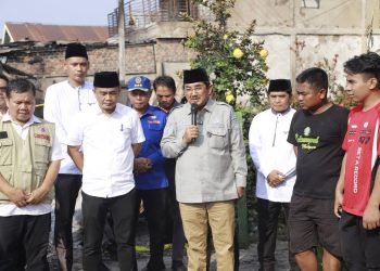 Serahkan Bantuan Bencana Angin Puting Beliung dan Musibah Kebakaran, Bupati UAS Ingatkan Waspada Kelistrikan di Musim Kemarau