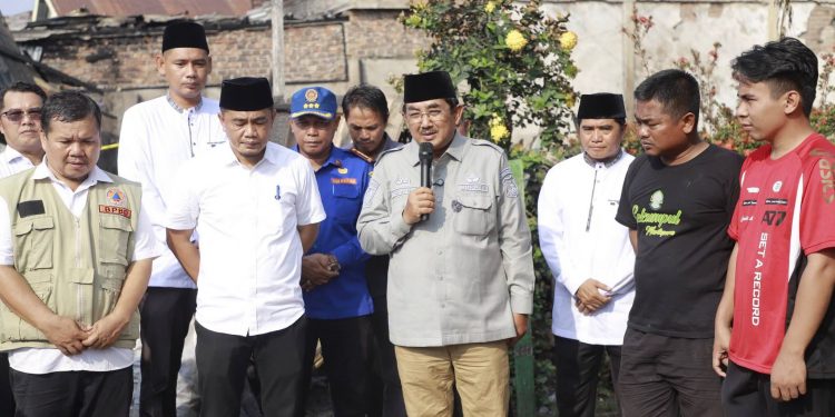 Serahkan Bantuan Bencana Angin Puting Beliung dan Musibah Kebakaran, Bupati UAS Ingatkan Waspada Kelistrikan di Musim Kemarau