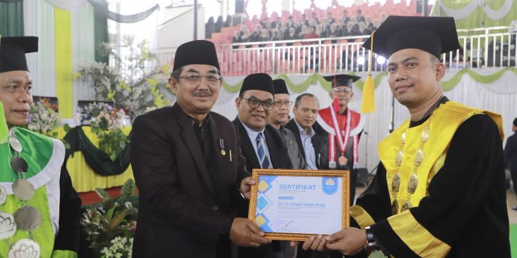 Bupati Anwar Sadat Hadiri Wisuda ke-XXII UNIS An-Nadwah, Dorong Pembukaan Prodi Kelautan dan Perikanan