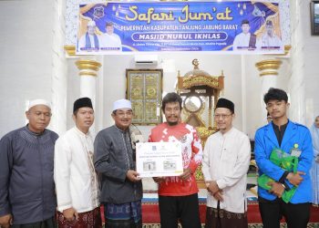 Bupati Anwar Sadat Safari Jumat di Masjid Nurul Ikhlas, Serahkan Berbagai Bantuan untuk Masyarakat Dusun Mudo