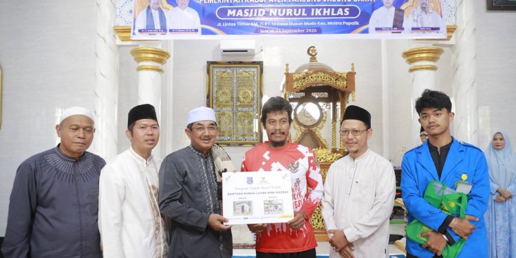 Bupati Anwar Sadat Safari Jumat di Masjid Nurul Ikhlas, Serahkan Berbagai Bantuan untuk Masyarakat Dusun Mudo