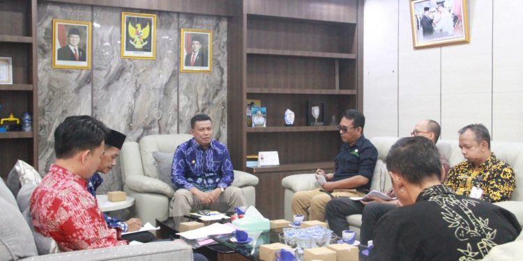 Wabup Katamso Pimpin Rapat Koordinasi Penyelesaian Konflik Lahan, Pemkab Tanjab Barat Dorong Solusi Damai dan Berkeadilan