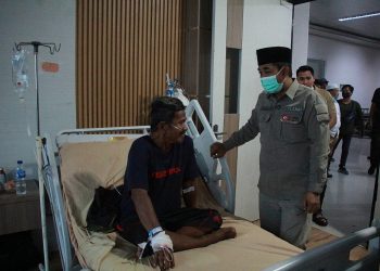 Bupati Anwar Sadat Kunjungi Pasien ISPA Terdampak Kabut Asap di RSUD KH. Daud Arif