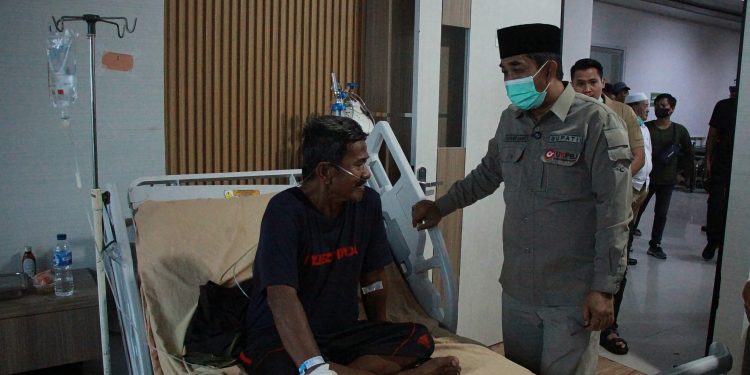 Bupati Anwar Sadat Kunjungi Pasien ISPA Terdampak Kabut Asap di RSUD KH. Daud Arif