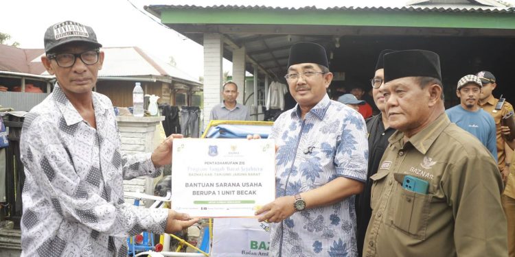 Bupati UAS Salurkan Bantuan Musibah dan Sosial di Betara, Bram Itam, hingga Tungkal Ilir