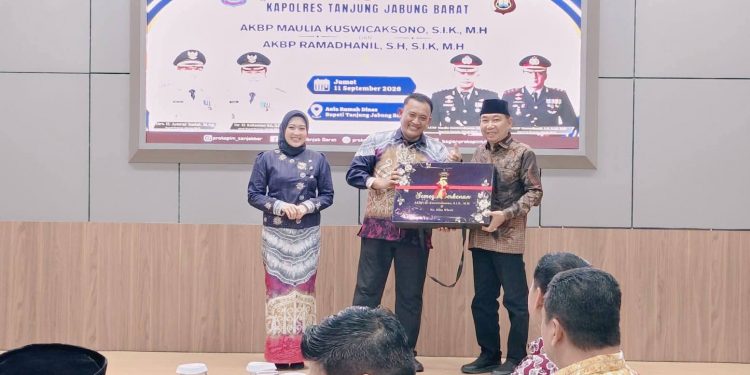 Ketua DPRD Hadiri Serah Terima Jabatan dan Pisah Sambut Kapolres Tanjab Barat