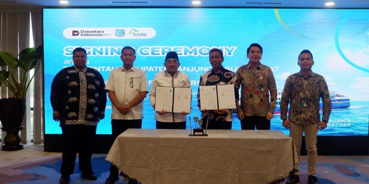Pemkab Tanjab Barat dan ASDP Teken MoU Kerja Sama Retribusi Pelabuhan Penyeberangan Kuala Tungkal