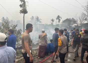 Polisi Bergerak Cepat Tangani Kebakaran 8 Rumah di Sungai Nibung