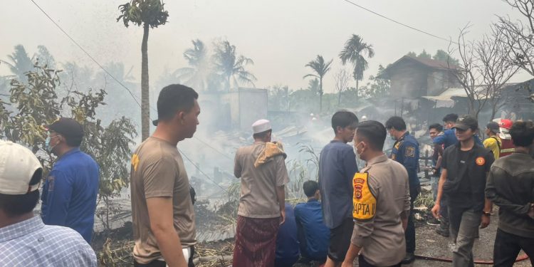 Polisi Bergerak Cepat Tangani Kebakaran 8 Rumah di Sungai Nibung